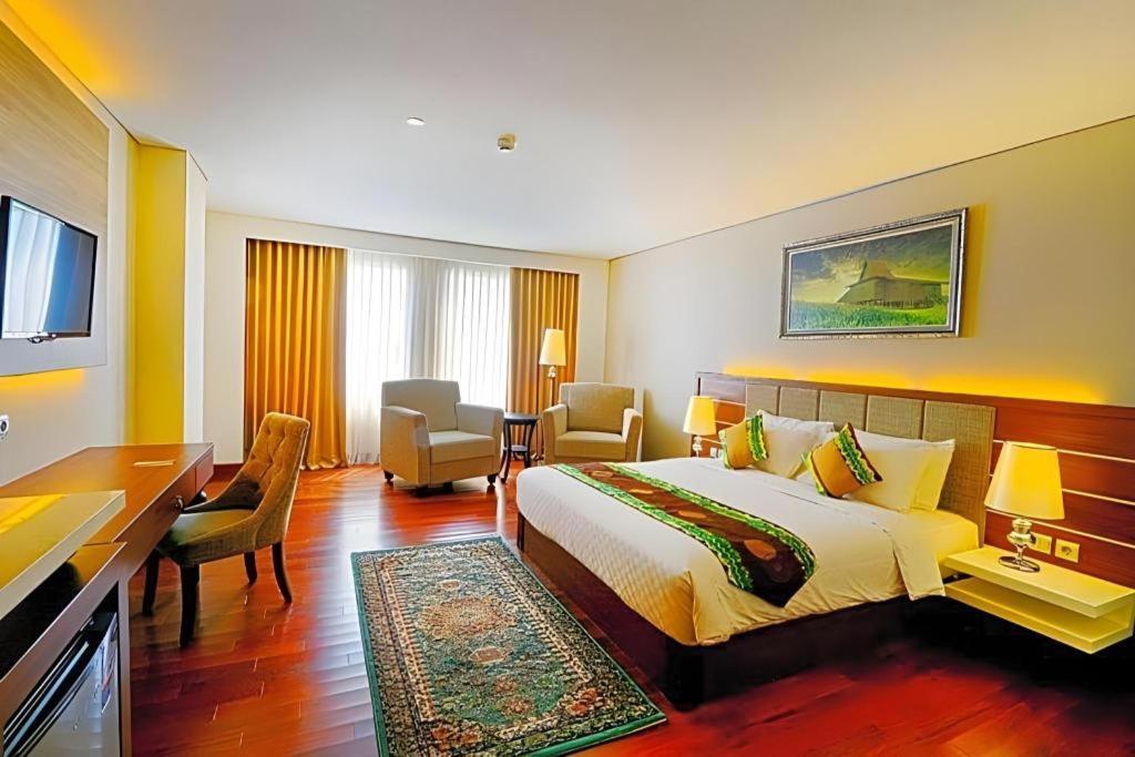 Grand Qin Hotel Banjarbaru Kültér fotó