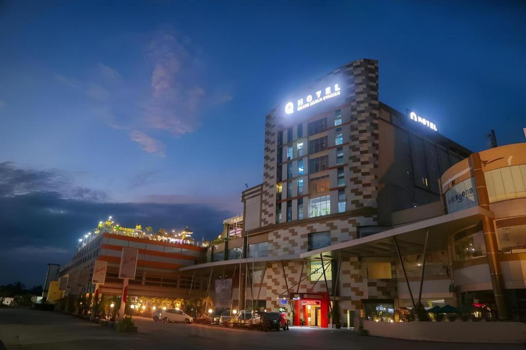 Grand Qin Hotel Banjarbaru Kültér fotó