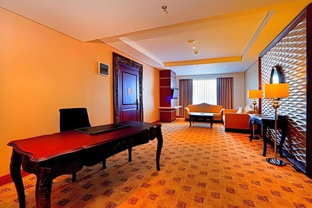 Grand Qin Hotel Banjarbaru Kültér fotó