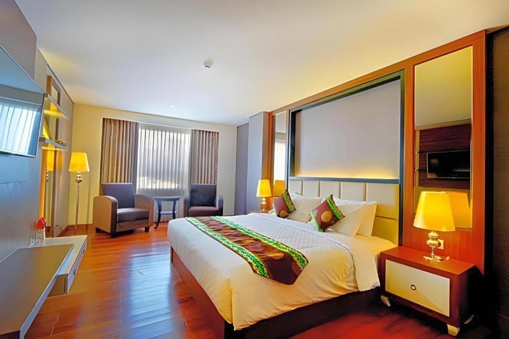 Grand Qin Hotel Banjarbaru Kültér fotó